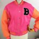 baseball jacket cropped orange roze letter B