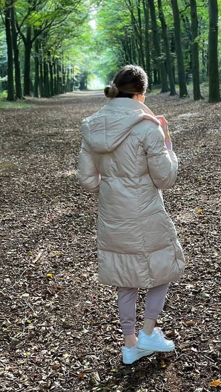 gewatteerde donsjas licht roze beige achterzijde